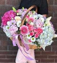 Композиция солнечный день в Медыни Цветочная композиция из Розы, Хризантемы, Пионы и Лизиантусы в корзине в Медыни