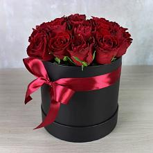 Цветочная композиция из Розы в шляпной коробке в Медыни